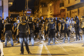 Grupos de jóvenes entre policías y guardias civiles, este sábado por la noche, en Torre Pacheco.