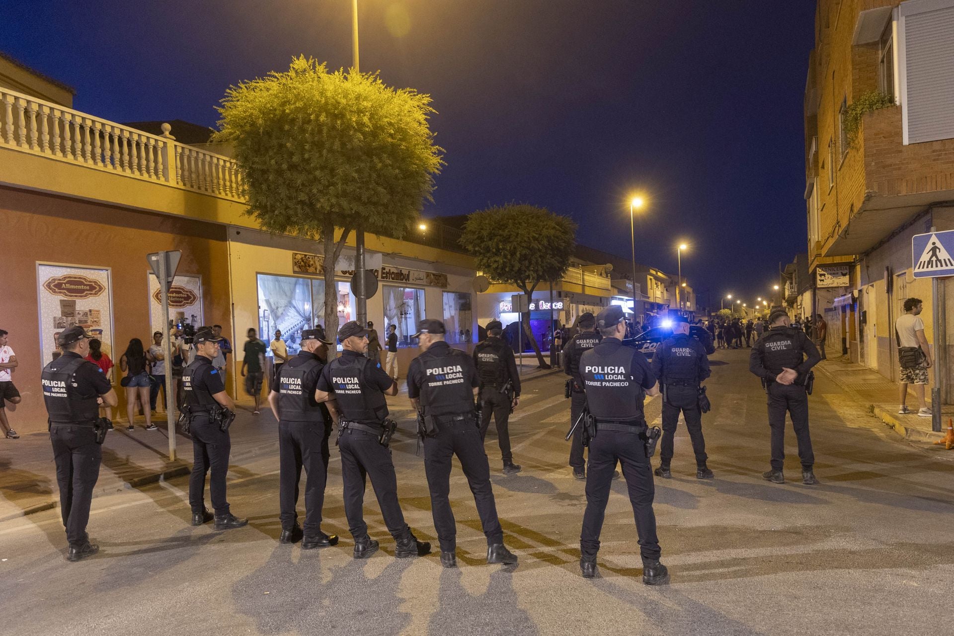 75 agentes tratan de frenar la espiral de violencia en Torre Pacheco, en imágenes