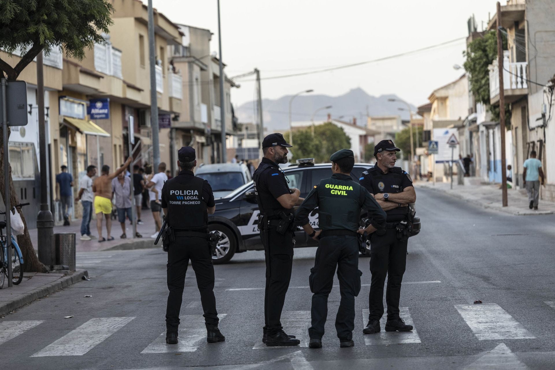 75 agentes tratan de frenar la espiral de violencia en Torre Pacheco, en imágenes