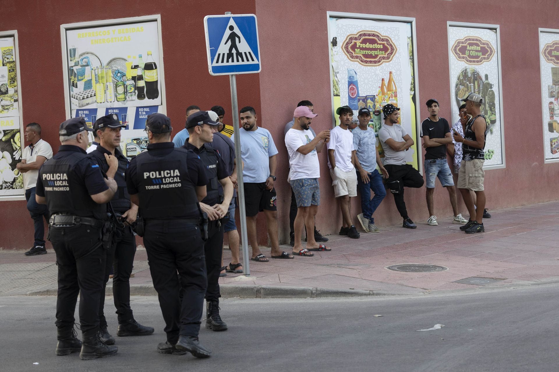 75 agentes tratan de frenar la espiral de violencia en Torre Pacheco, en imágenes