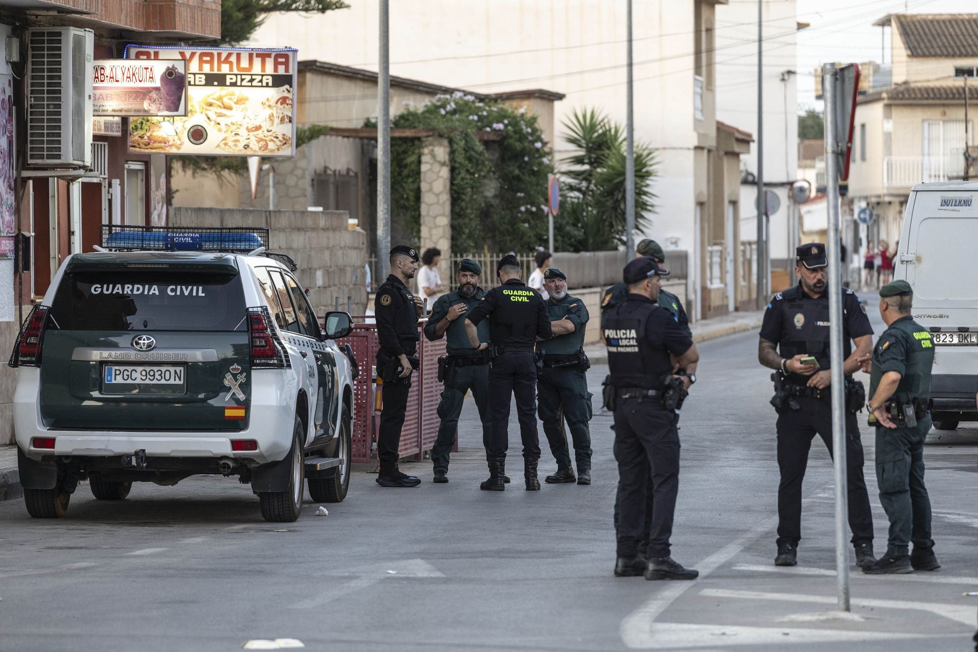 75 agentes tratan de frenar la espiral de violencia en Torre Pacheco, en imágenes