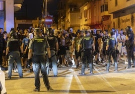 Los agentes de la Guardia Civil, el sábado por la noche, durante los altercados.
