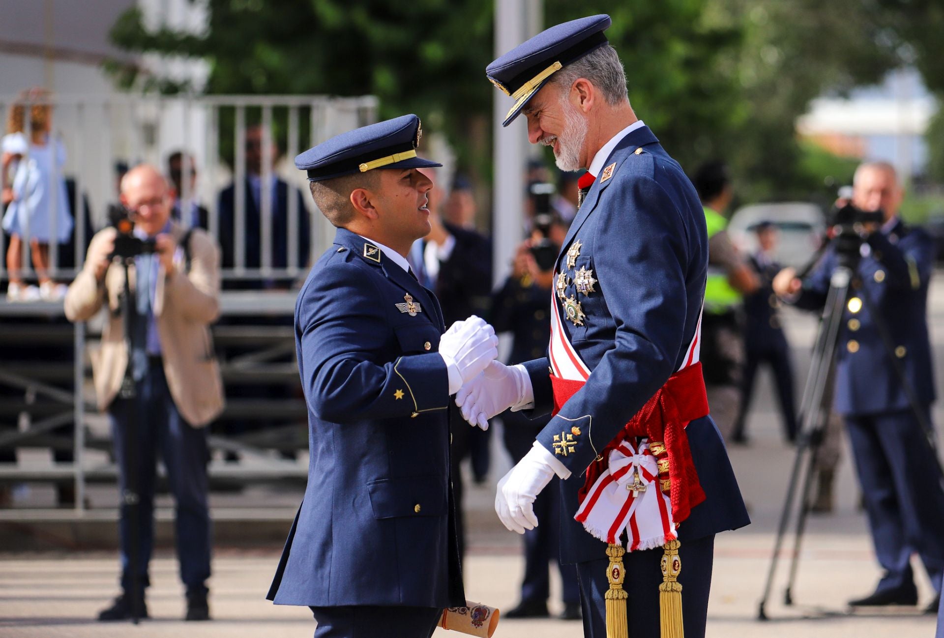 El Rey preside el acto de entrega de despachos en la Academia General del Aire de San Javier
