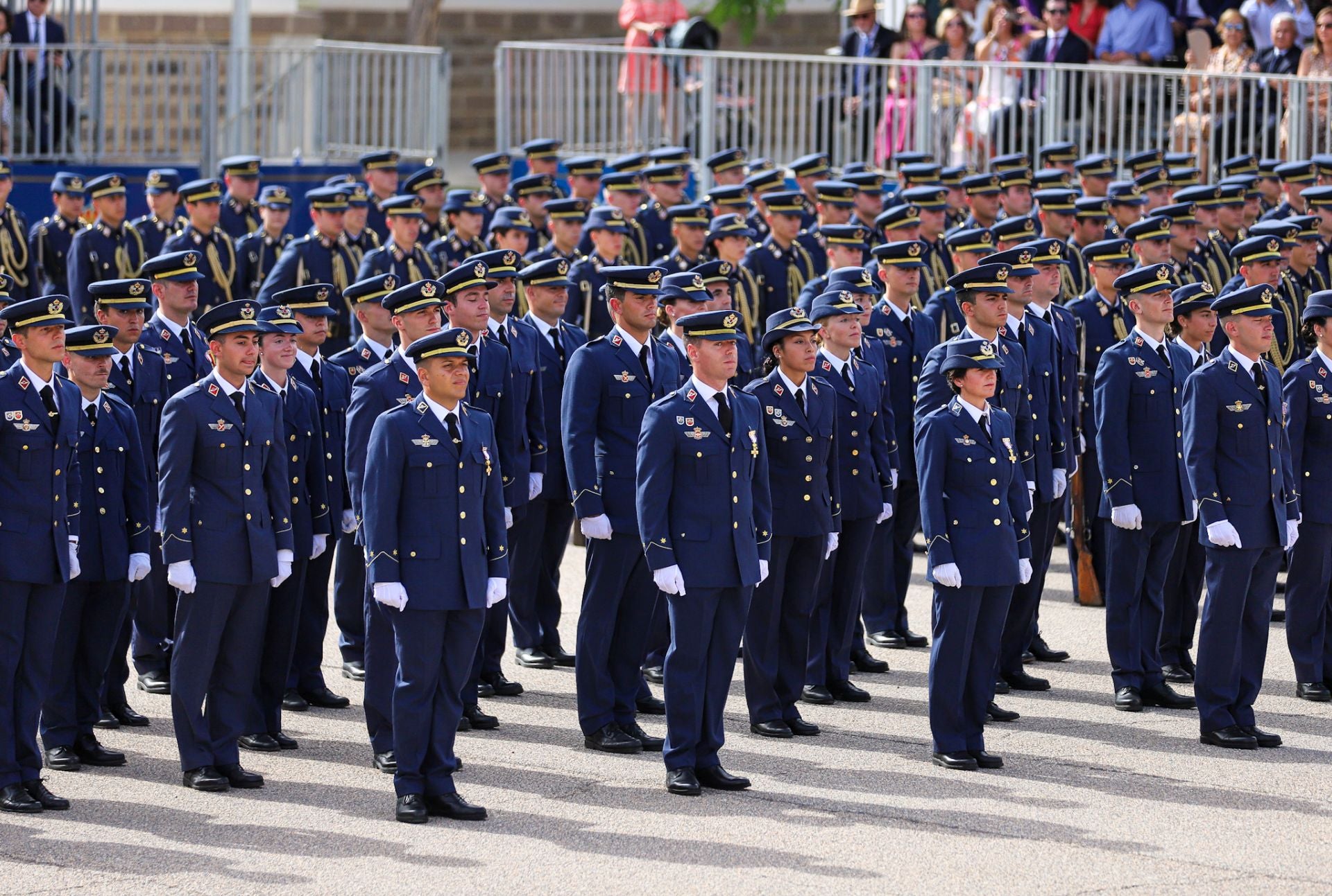 El Rey preside el acto de entrega de despachos en la Academia General del Aire de San Javier