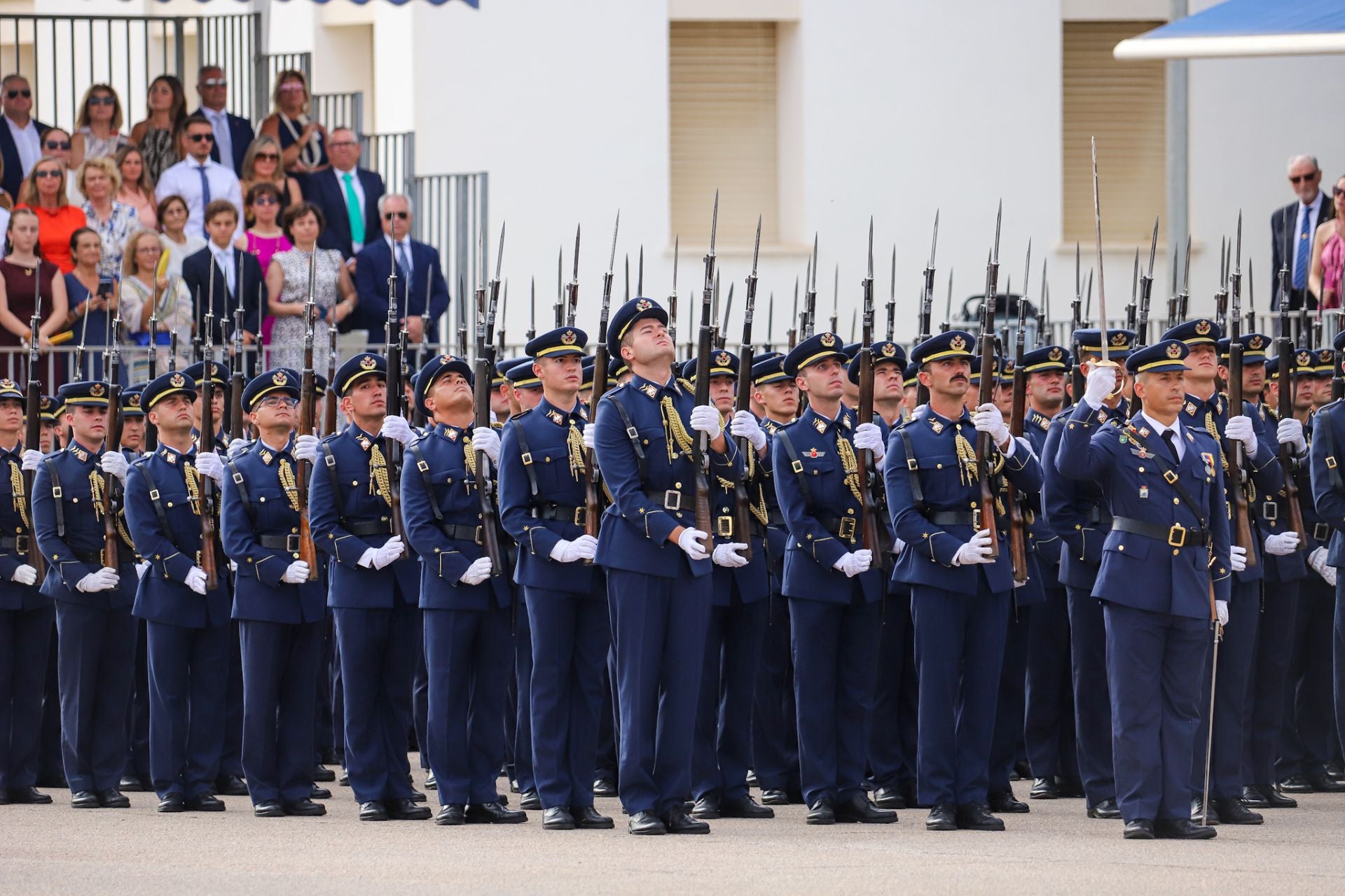 El Rey preside el acto de entrega de despachos en la Academia General del Aire de San Javier