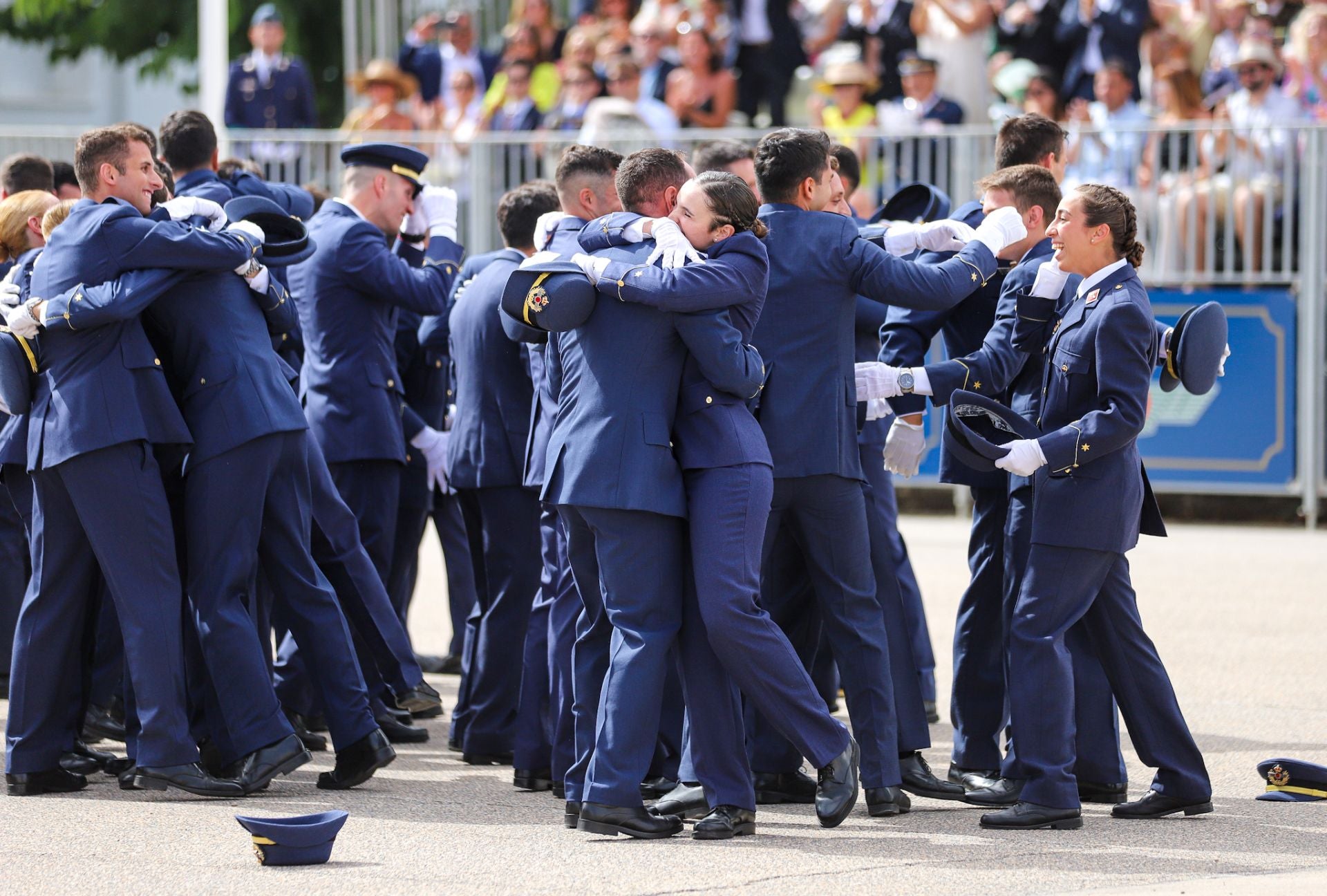 El Rey preside el acto de entrega de despachos en la Academia General del Aire de San Javier