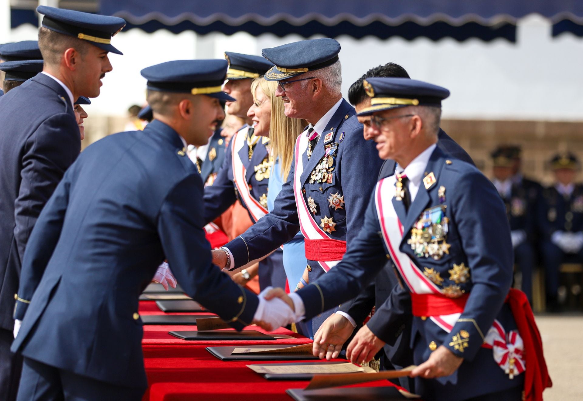El Rey preside el acto de entrega de despachos en la Academia General del Aire de San Javier