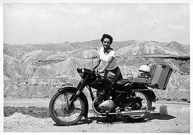 Viaje en moto. Josefina Sánchez Avilés, captada por Justo Hernández (c. 1957).