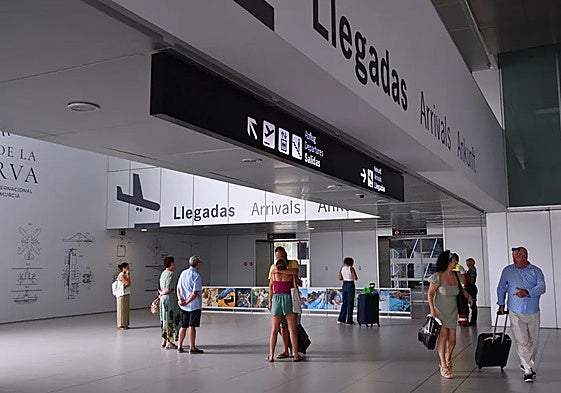 Viajeros llegando al Aeropuerto Internacional de la Región de Murcia, en una imagen de archivo.