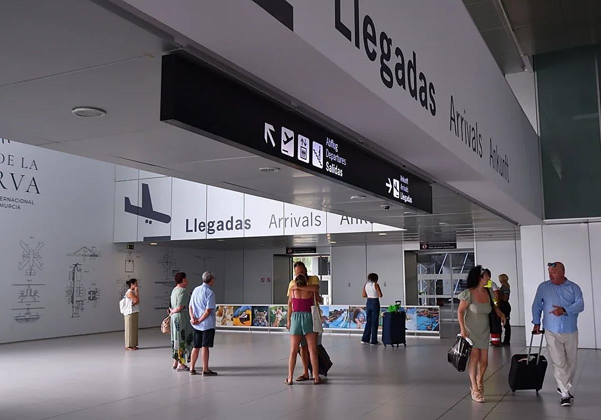 Viajeros llegando al Aeropuerto Internacional de la Región de Murcia, en una imagen de archivo.
