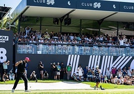 El capitán Jon Rahm, del Legion XIII, celebra tras embocar un putt durante la ronda final del LIV Golf Andalucía en el Real Club Valderrama