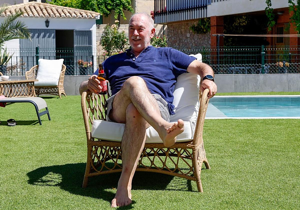 Descanso.Francisco Miralles en el jardínde su casa de Bayarque (Almería), su pueblo natal.