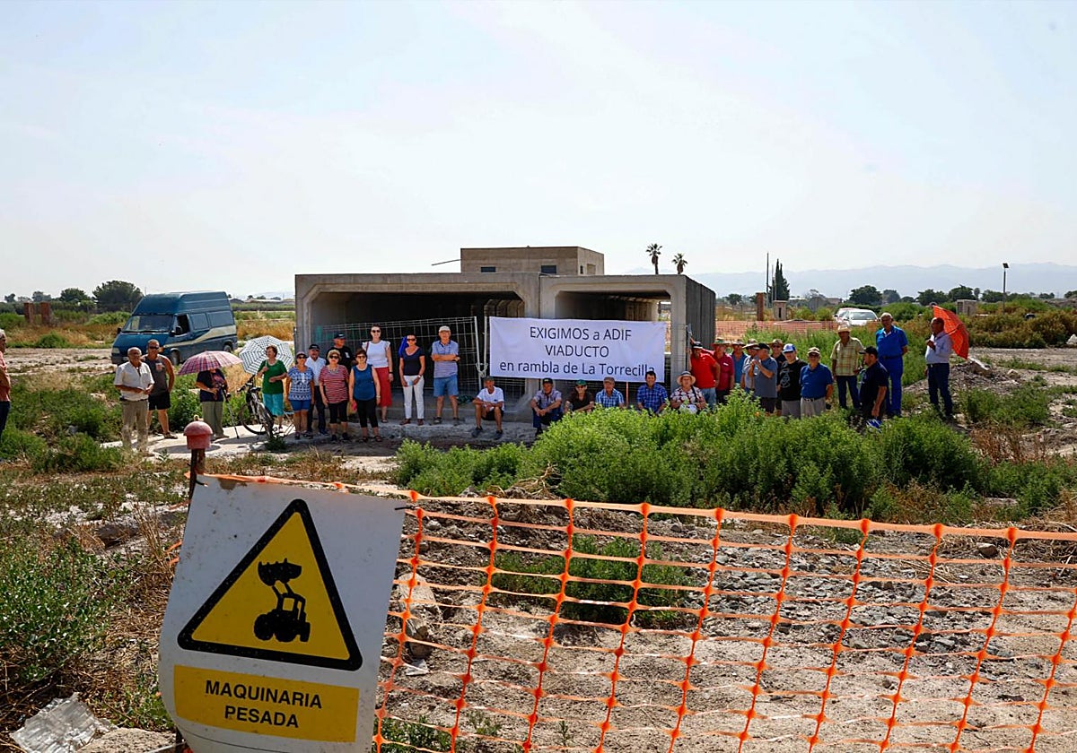 Vecinos de Torrecilla y Campillo en uno de sus días de protesta en la desembocadura de la rambla, junto a uno de los pasos de agua de las obras del AVE.
