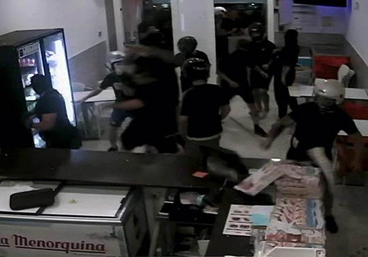 Imágenes del ataque, captadas por una cámara de seguridad.