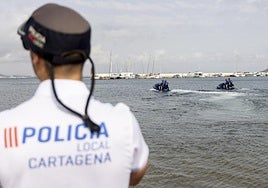 Agentes de la unidad acuática de la Policía Local, el año pasado, junto a sus motos en la playa de Puerto Bello, en La Manga.