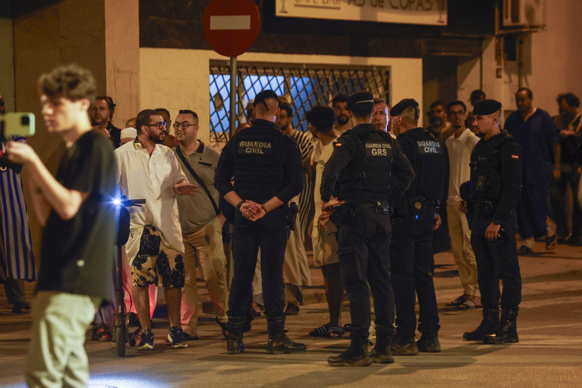 Torre Pacheco vivió este lunes una noche de calma tensa, en imágenes