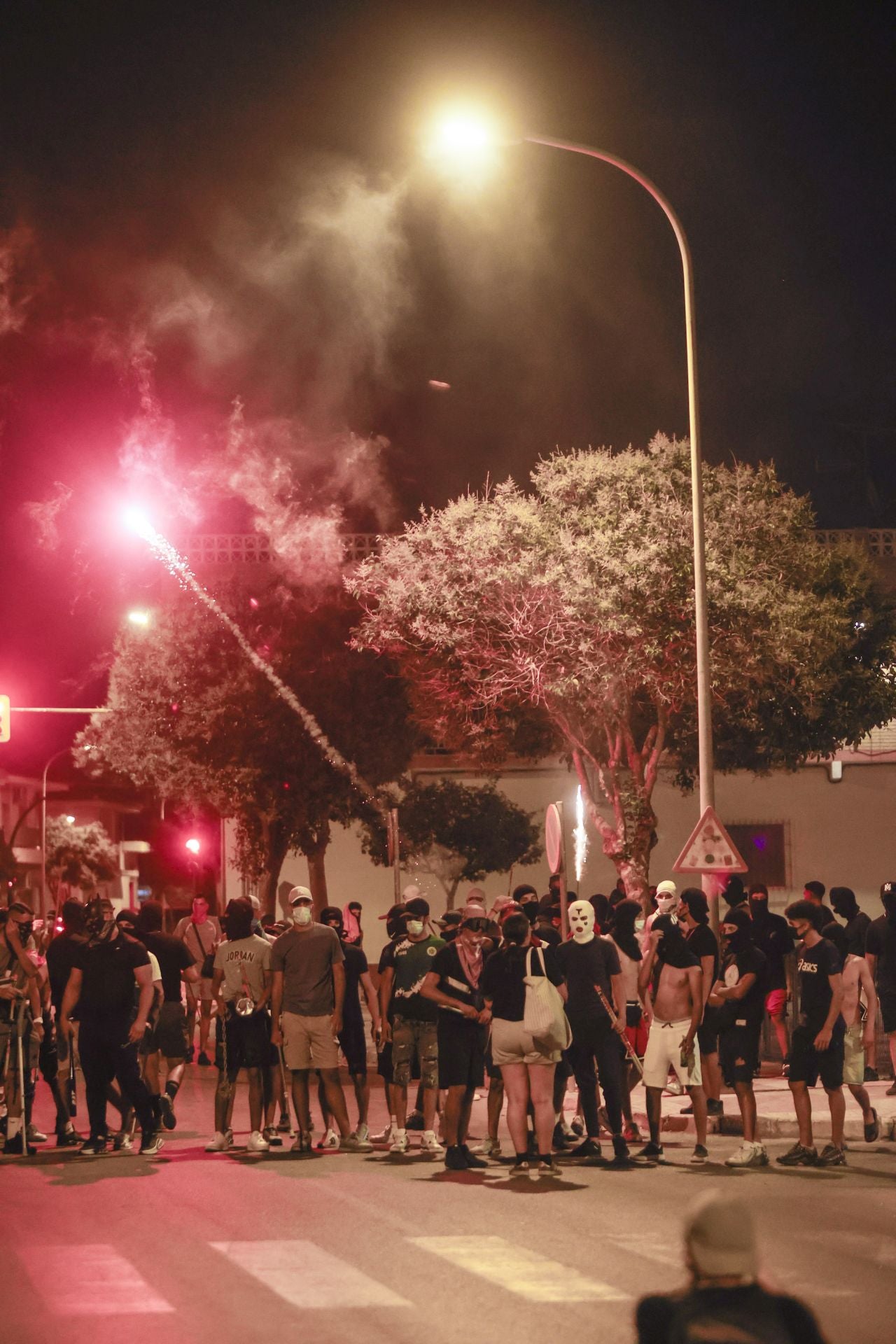 Torre Pacheco vivió este lunes una noche de calma tensa, en imágenes
