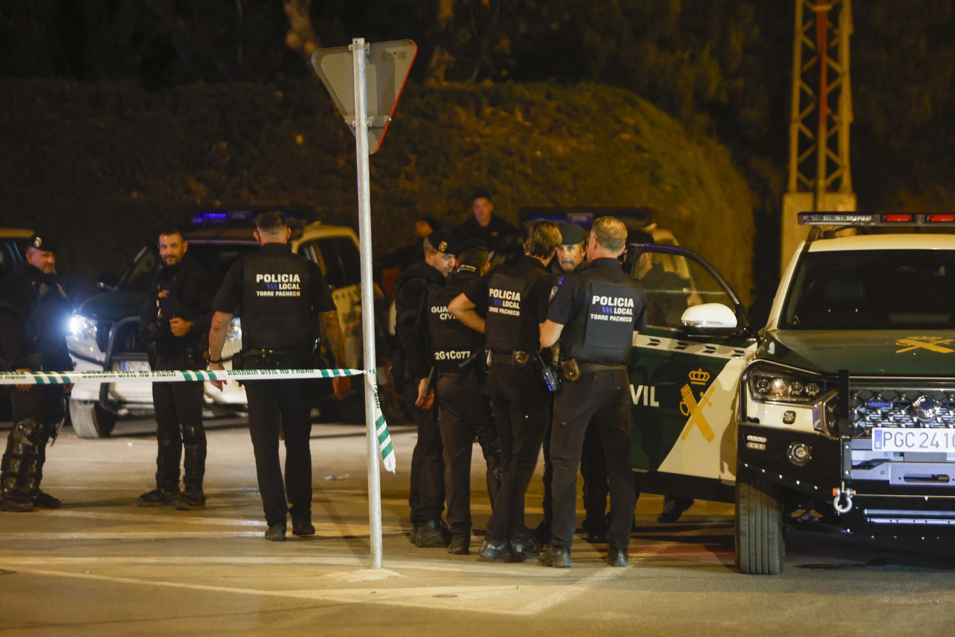 Torre Pacheco vivió este lunes una noche de calma tensa, en imágenes