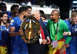 Donald Trump bromea con Robert Sánchez en la celebración del título del Chelsea, este domingo.