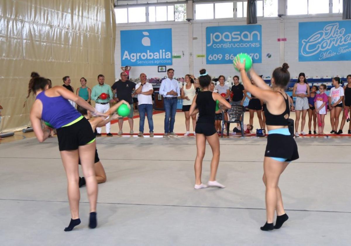 Participantes en la escuela de verano del polideportivo.