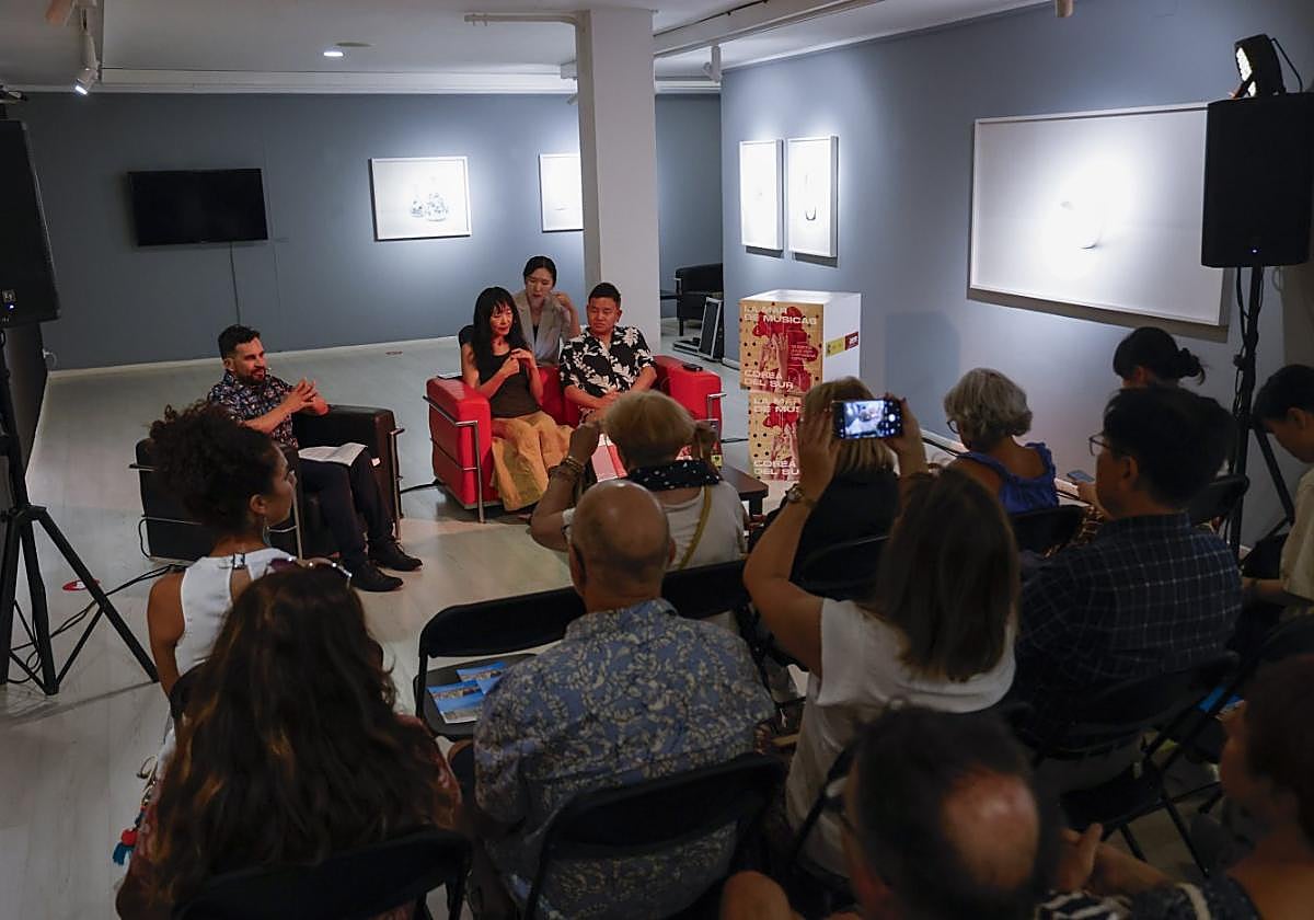 Manuel Madrid, Kim Ho-yeon y Bae Suah, ayer en la sala Domus del Pórtico de Cartagena.