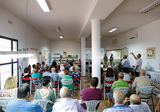 El salón social de Zarzalico (antigua Escuela) se llenó durante la reunión vecinal.