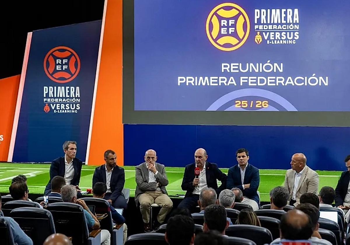 Reunión entre la Real Federación Española de Fútbol y los clubes de Primera RFEF.