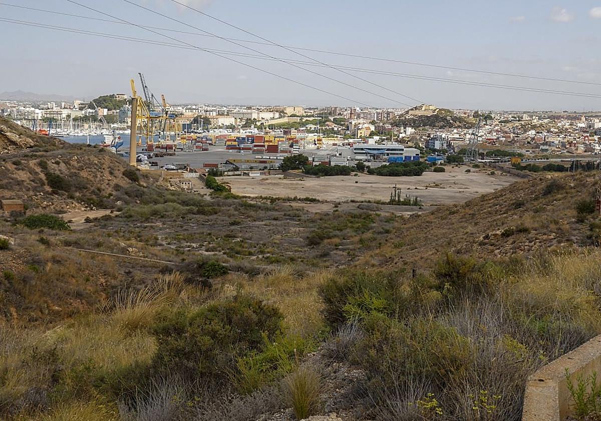Suelo de la antigua fundición con los contenedores al fondo.