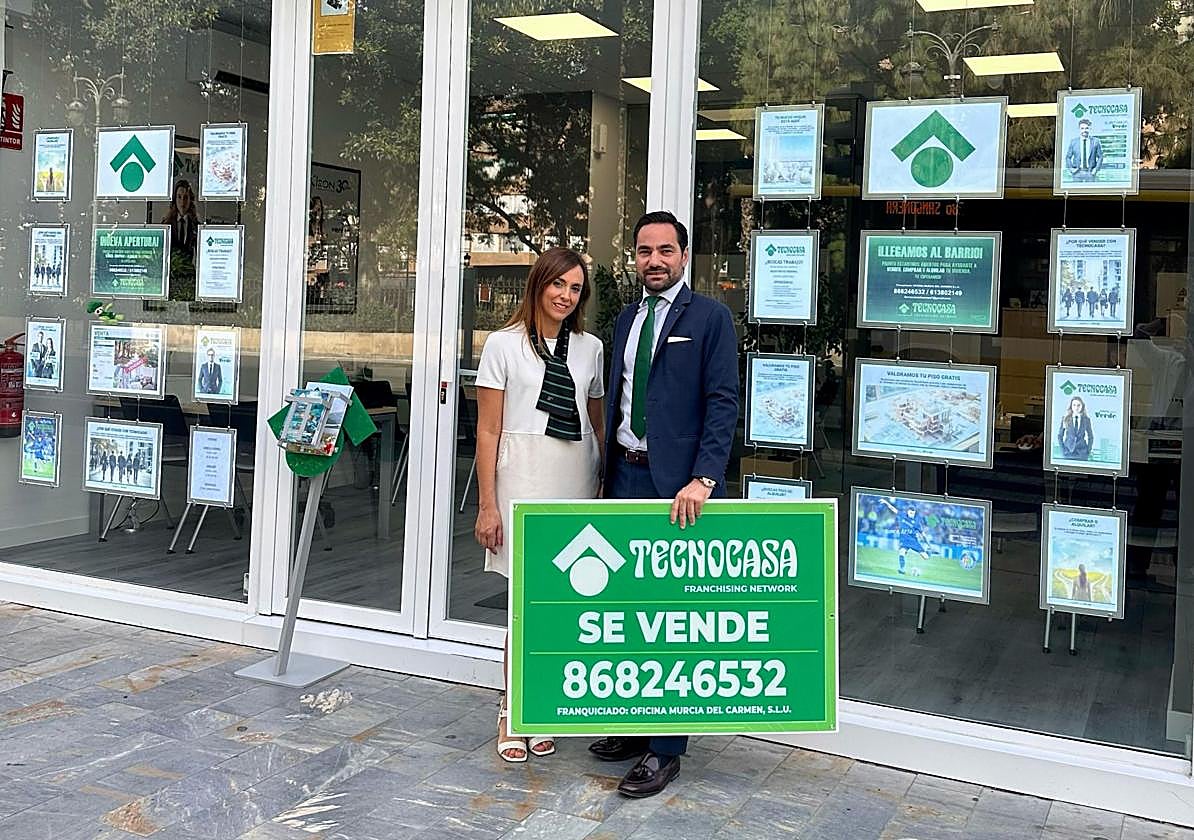 Cristina Lizarán y Antonio López Pinilla, coordinadora y gerente de la oficina de Tecnocasa en Murcia, respectivamente.