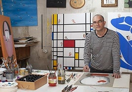 Moisés Yagües junto a sus obras.