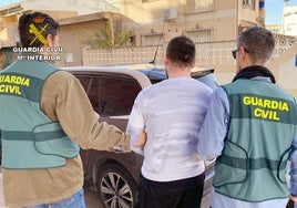 Uno de los agresores en el momento de la detención.
