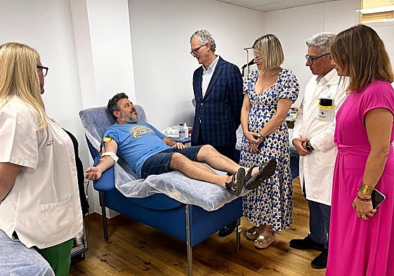 El consejero de Salud, Juan José Pedreño, en su visita a la nueva zona del hospital del Rosell.
