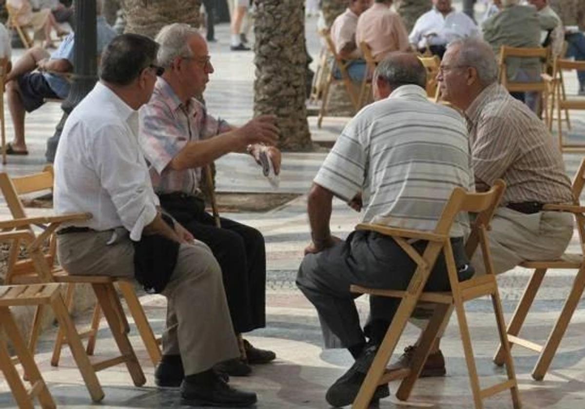 Imagen de archivo de varios jubilados charlando en un parque.