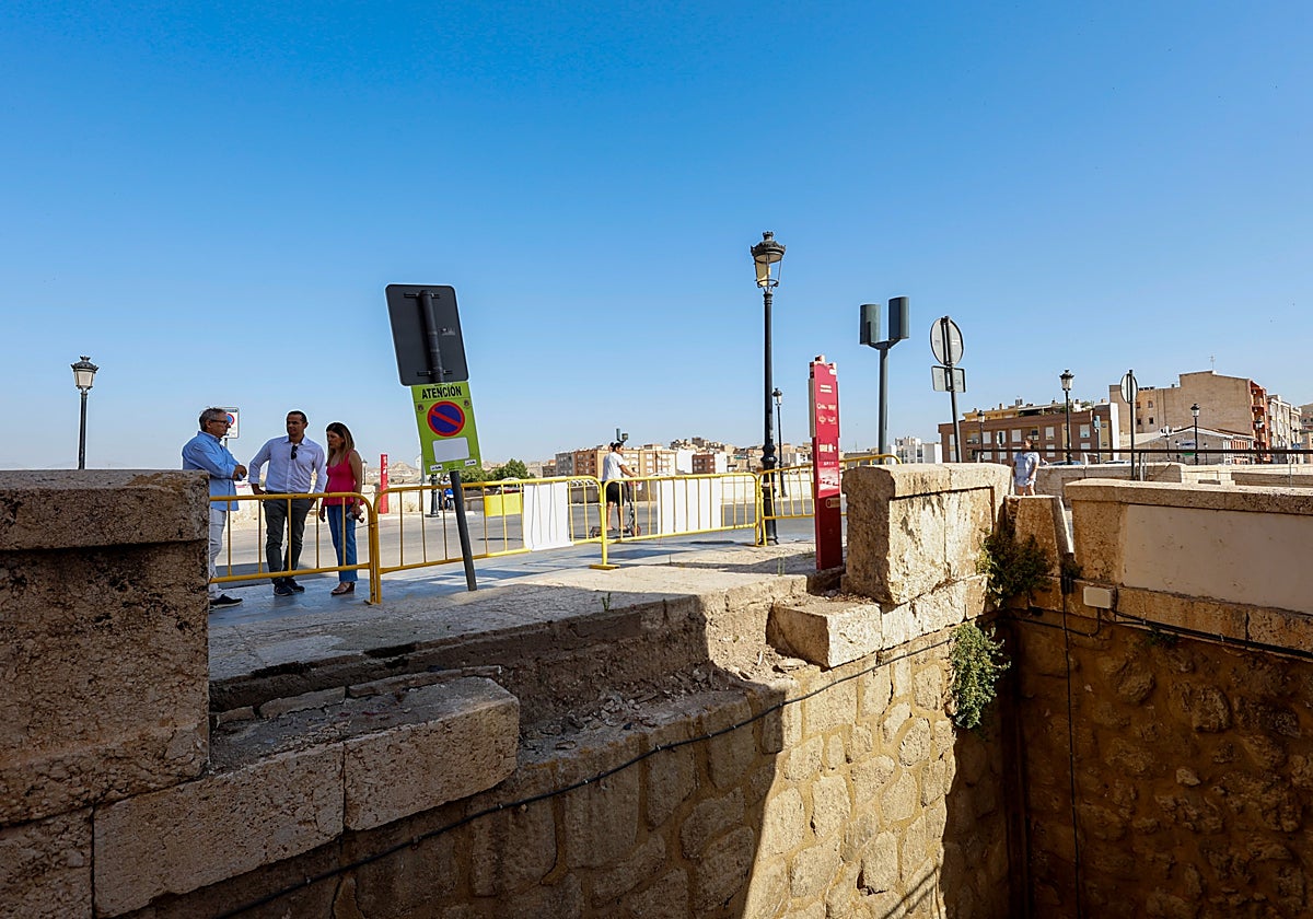 La edil junto al jefe de Obras de la Concejalía de Desarrollo Local y el gerente de la empresa encargada de la restauración del puente.