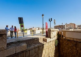 La edil junto al jefe de Obras de la Concejalía de Desarrollo Local y el gerente de la empresa encargada de la restauración del puente.