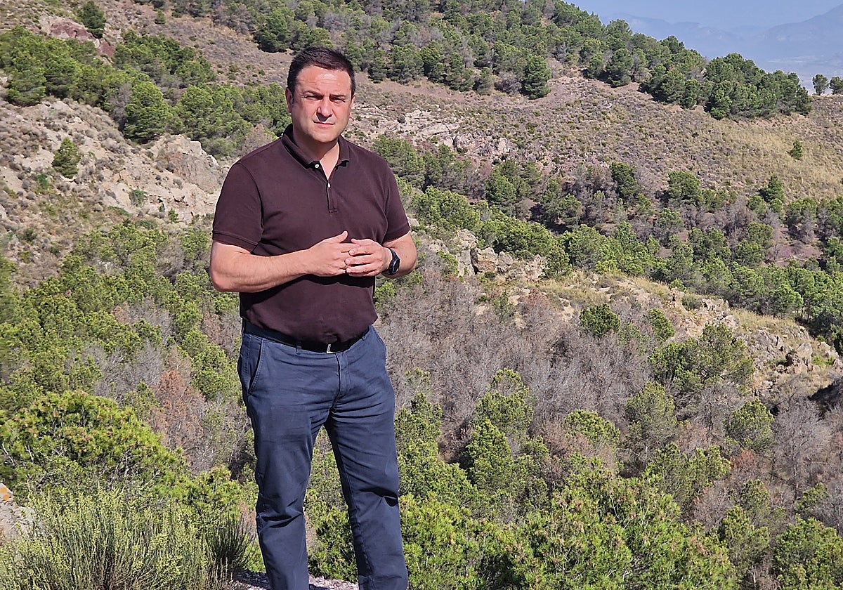 El concejal socialista Juan Carlos Segura en uno de los montes afectados por la sequía.