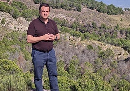 El concejal socialista Juan Carlos Segura en uno de los montes afectados por la sequía.