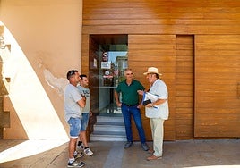 Representantes de la asociación de vecinos de Zarzalico en la puerta del Ayuntamiento.