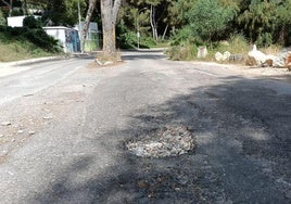 Socavones en una carretera de Campoamor.