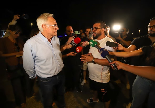 Un miembro de la comunidad musulmana de Torre Pacheco habla con el alcalde Roca, anoche.
