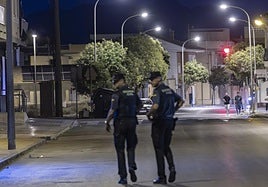 Dos agentes de la Guardia Civil patrullan por las calles de Torre Pacheco.