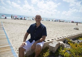 Ginés Martínez Vera, fotografiado en La Manga del Mar Menor, donde este verano descansará cuando pueda.