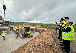 El consejero de Fomento e Infraestructura junto al alcalde de San Javier y el director general de Carreteras durante la visita a la primera fase de las obras de la autovía del Mar Menor.