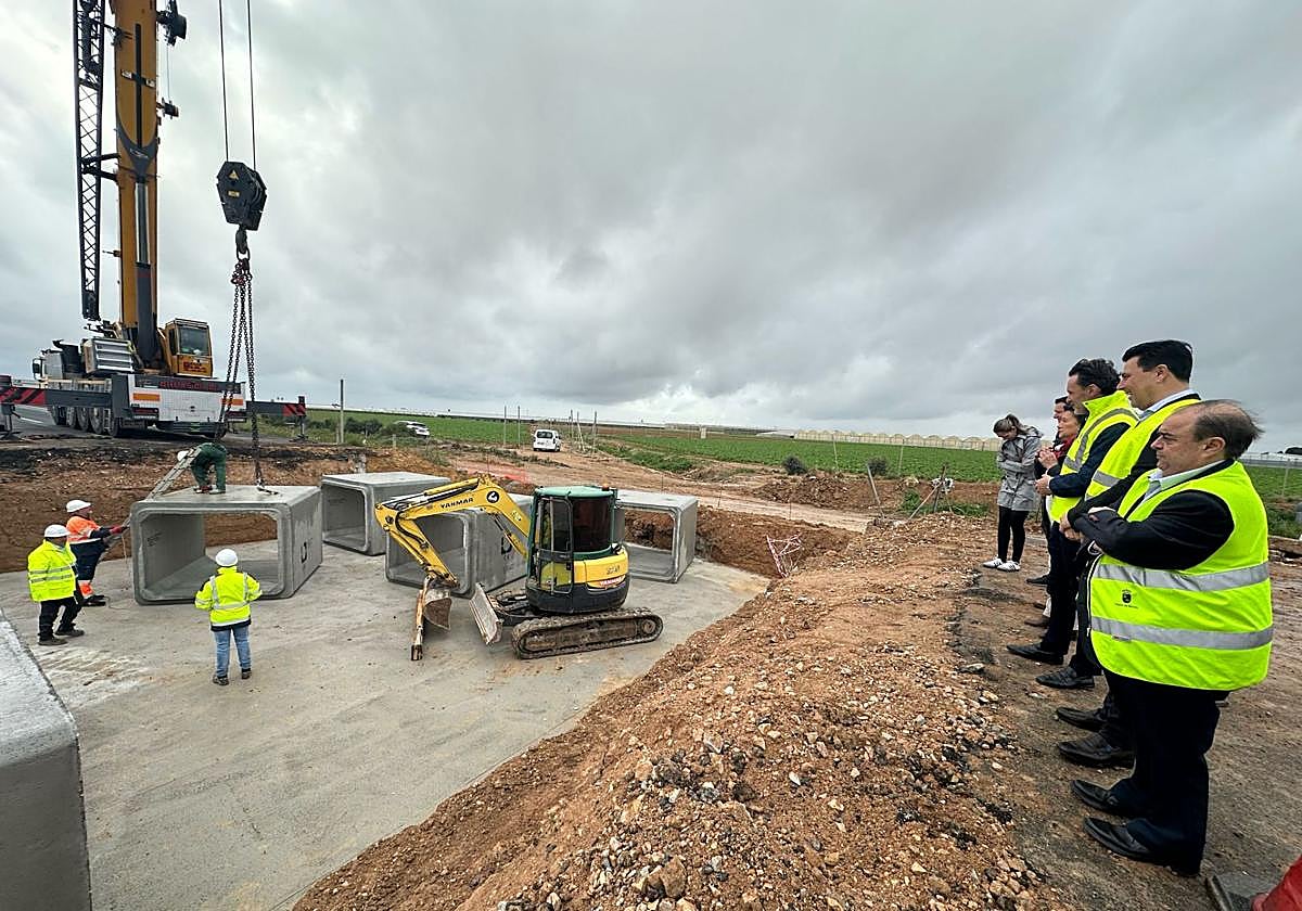 El consejero de Fomento e Infraestructura junto al alcalde de San Javier y el director general de Carreteras durante la visita a la primera fase de las obras de la autovía del Mar Menor.