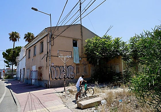 Imagen de uno de los inmuebles okupados junto a la avenida de Santiago, en este caso, el que presenta mayor número de moradores.