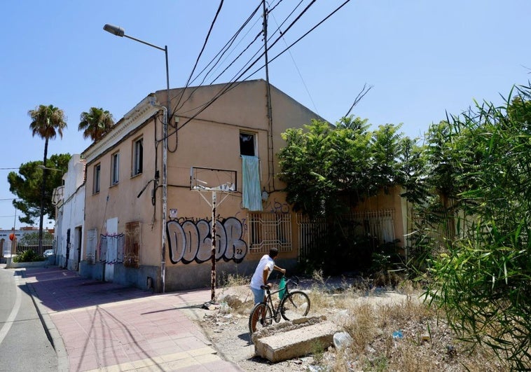 Denuncian problemas de convivencia con dos casas okupa en la pedanía murciana de Santiago y Zaraíche