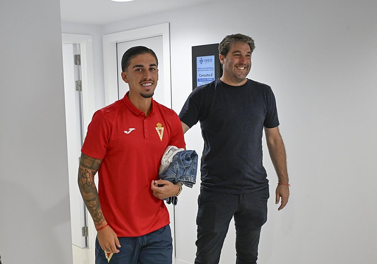 Asier Goiria y Cristo Romero, uno de los nuevos fichajes, ayer, en la sede del Hospital IMED Virgen de la Fuensanta de Murcia.