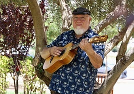 Mejor a la sombra.Manuel Luna refugiado en un árbol en un parque de lazona norte de Murcia.