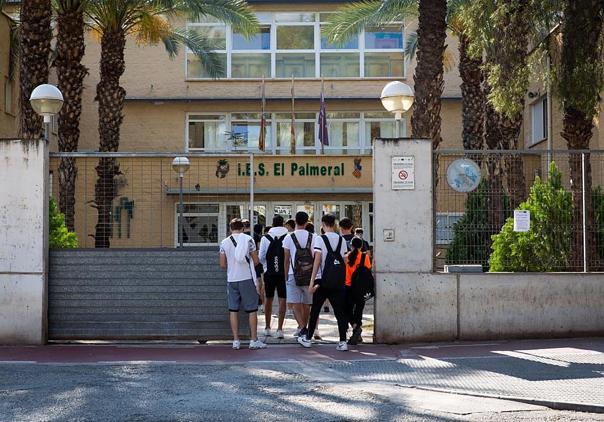 Acceso al centro educativo El Palmeral cuando no había sido convertido en Centro Integrado de FP.
