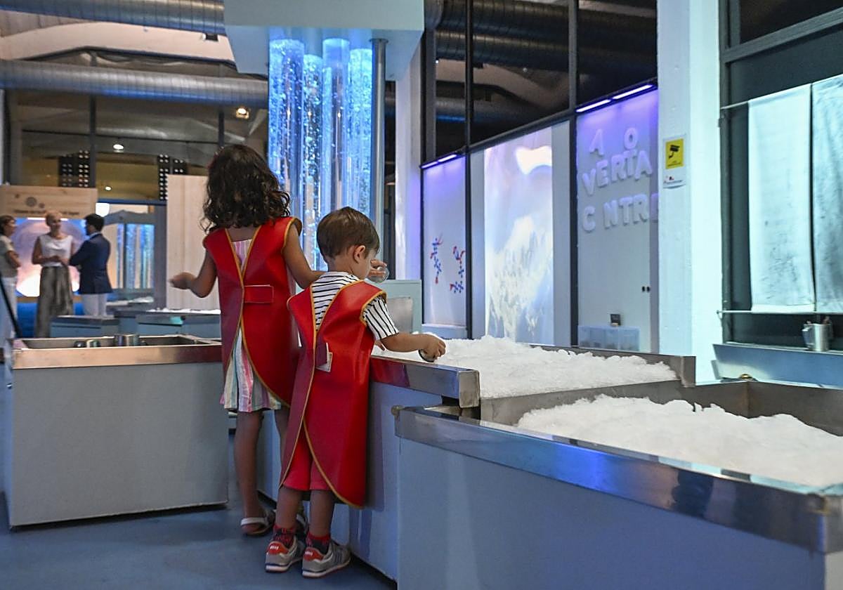Dos niños interactúan con la exposición 'Glaciar Río'.